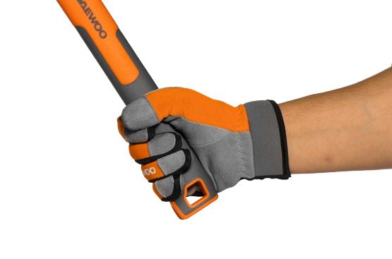 Рукоятка изготовлена из легкого, но прочного материала Fiberglass, который поглощает вибрацию от удара и минимизирует усталость. Покрытие Soft Grip и загнутая форма гарантирует надежный хват.